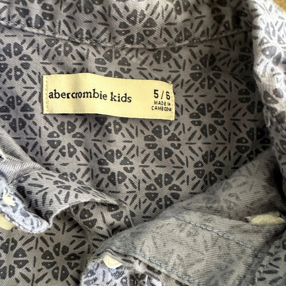 Boys Abercrombie Kids Blue Geometric Print Short Sleeve Button Down Shirt Size 5 - Picture 2 of 5